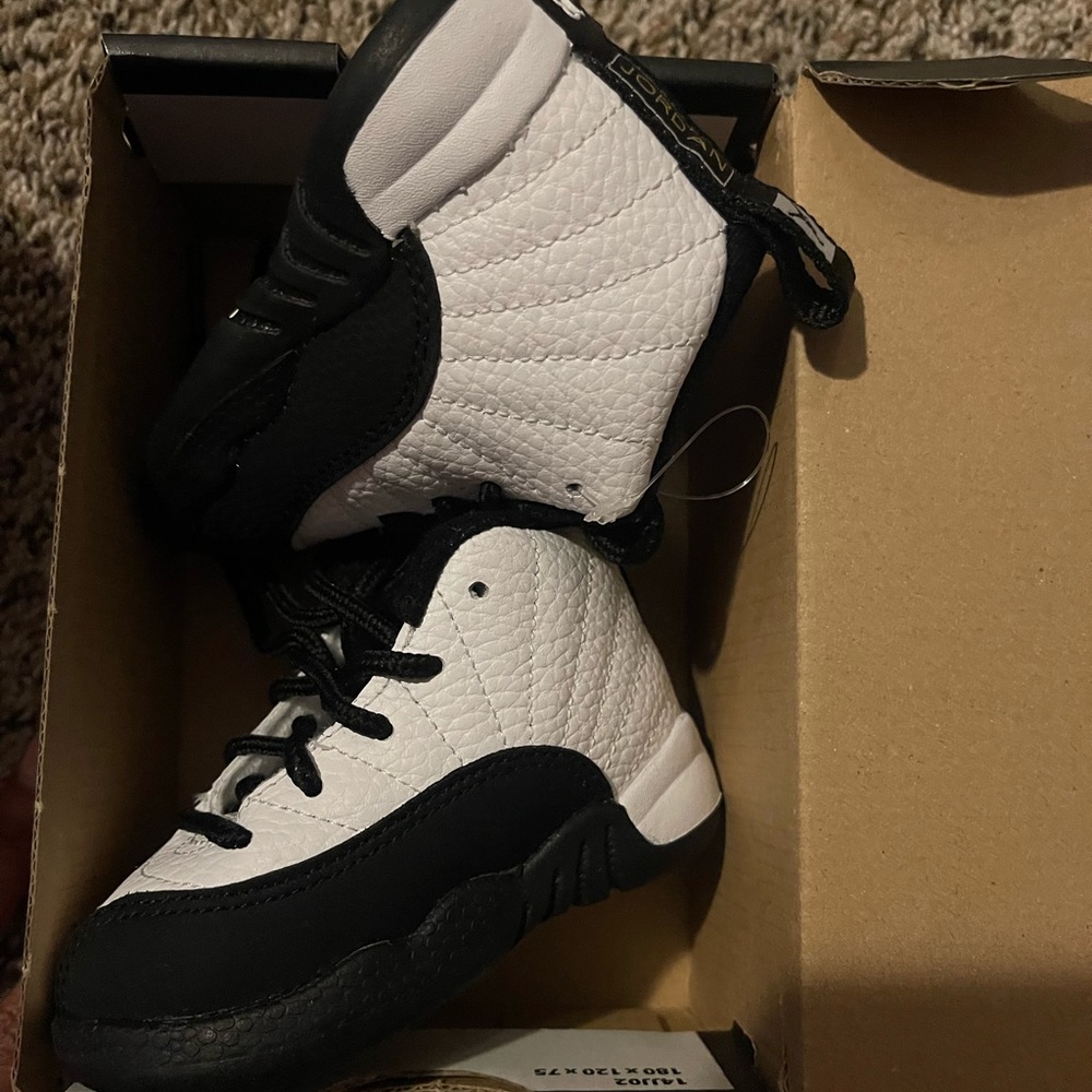 JORDANS BRAND NEW SIZE 4C